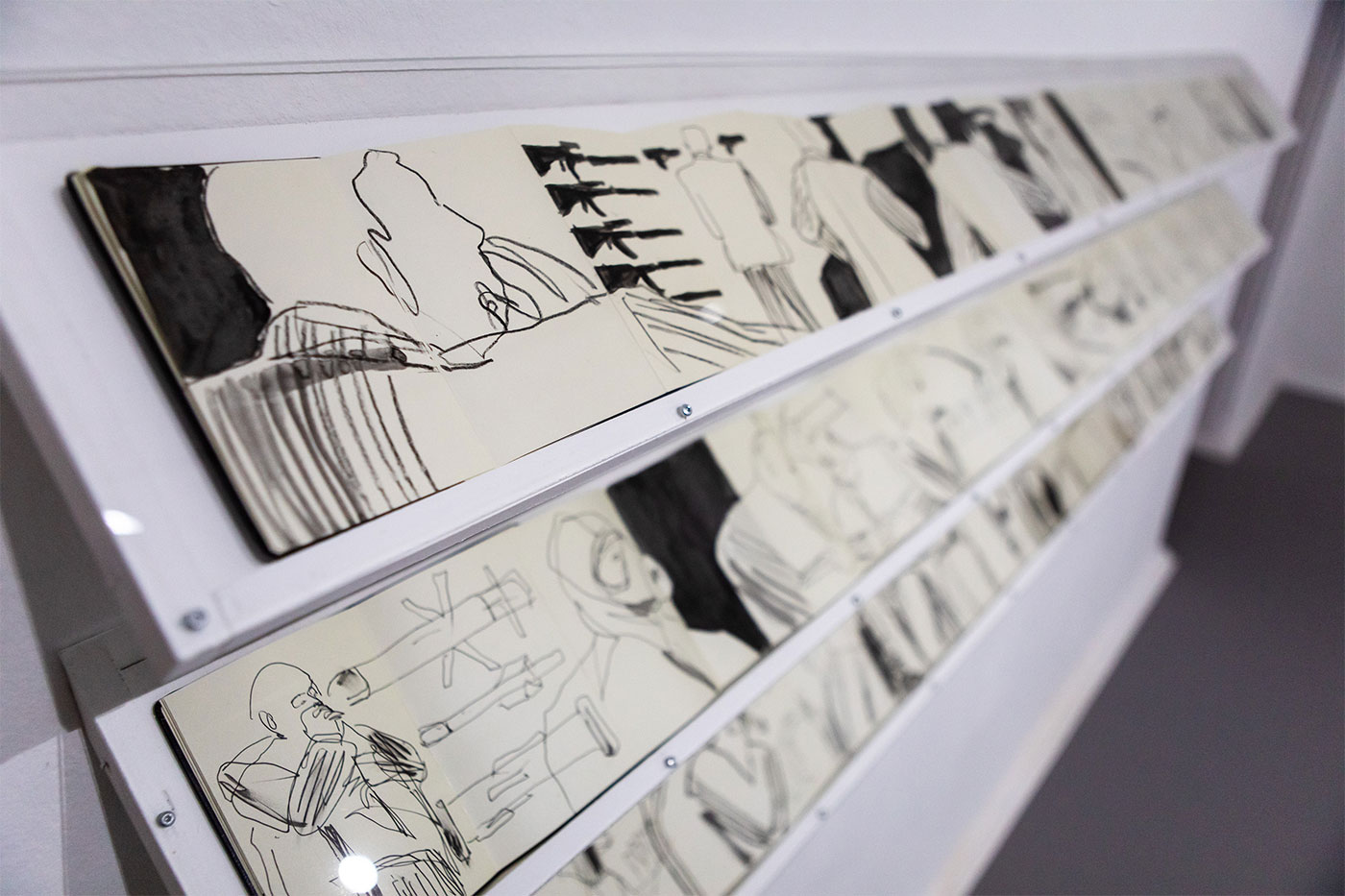 Jill Gibbon »Installation of sketchbooks drawn undercover at arms fairs - 2014-2019«, Ausstellungsansicht »Up in Arms«, Kunstraum Kreuzberg/Bethanien 2019 (Foto: Julian van Dieken)