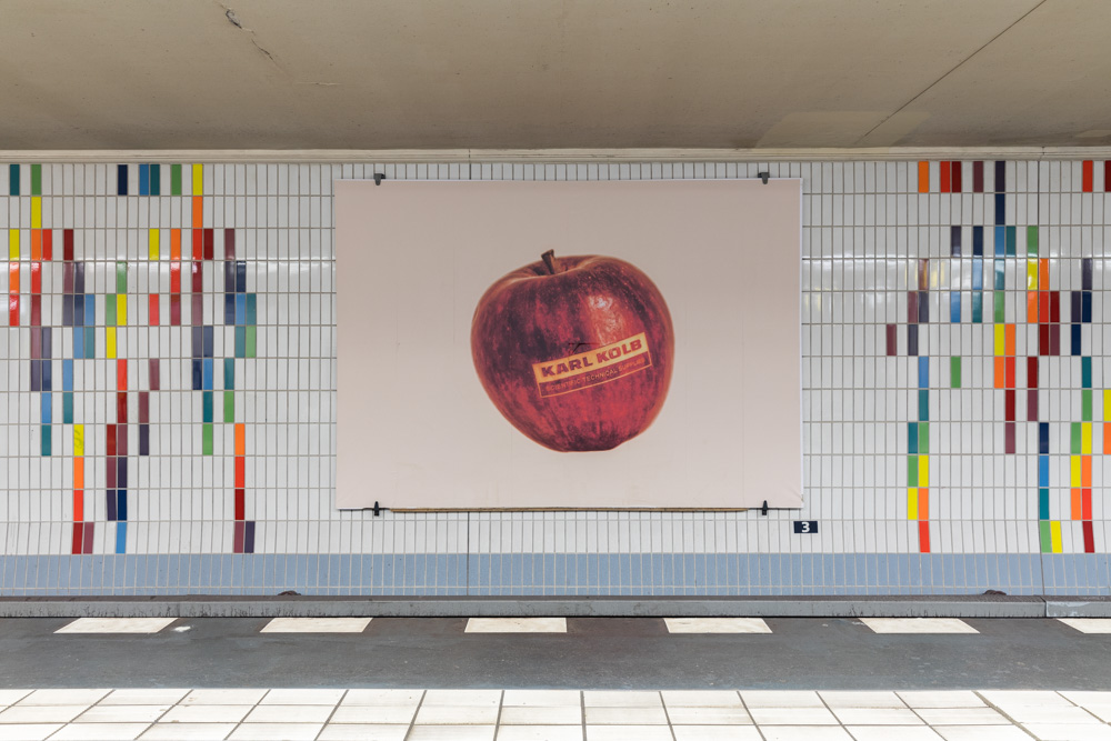 Miro Kaygalak »Dual-Use«, Installationsansicht Kunst im Untergrund, Platz der Luftbrücke Berlin 2019 (Foto: Benjamin Renter)